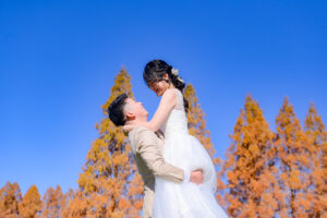 紅葉の庄内緑地公園で秋の前撮りロケーション　花嫁を抱っこ