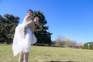紅葉の庄内緑地公園で秋の前撮りロケーション　花嫁をおんぶ