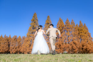 紅葉の庄内緑地公園で秋の前撮りロケーション　駆け抜ける新郎新婦