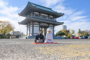 日泰寺で和装前撮りロケーション　毛氈に綿帽子・白無垢で正座