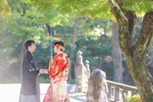 和装前撮り　名古屋の鶴舞公園で手を取り合って見つめ合う新郎新婦　photo by Nab