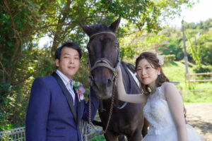 洋装前撮り　馬に乗ってロケーション撮影　愛知県森林公園　photo by Koe
