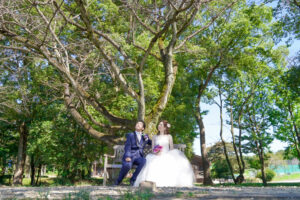洋装前撮り　ウェディングドレスを着てベンチでロケーションフォト　愛知県森林公園　photo by Koe