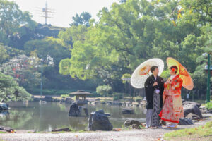 和装前撮り　鶴舞公園の池の周りで　和傘を差して見つめ合うふたり　photo by Nab