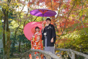 紅葉　揚輝荘で和装前撮りロケーション撮影ふたりで和傘　photo by Koe
