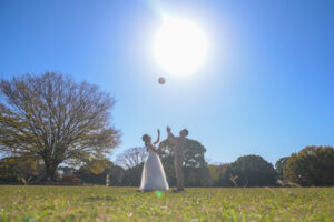 紅葉の庄内緑地公園で秋の前撮りロケーション　バスケをする新郎新婦