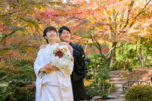 紅葉の揚輝荘で和装前撮りロケーション　蘭のブーケを持つ白無垢花嫁