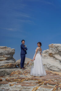 洋装前撮り　南知多美浜町の岩の海岸でロケーションフォト　野間灯台　photo by Koe