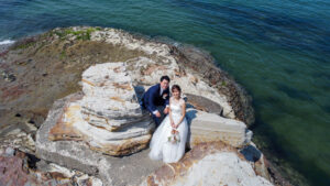 洋装前撮り　美浜町の岩の海岸でドローンウェディングフォト　野間灯台　photo by Koe