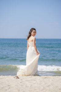 洋装前撮り　内海海岸で前撮りビーチロケーションフォト　ウェディングドレスの花嫁　photo by Koe