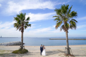 洋装前撮り　常滑りんくうビーチでやしの木と前撮りロケーション撮影　photo by Koe