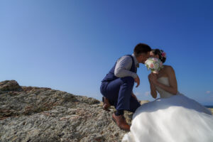 洋装前撮り　野間灯台の岩場でウェディングフォト　ブーケでキス　photo by Koe