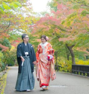 紅葉の名古屋東山植物園の宗節庵で色打掛和装前撮りロケーションフォトウェディング