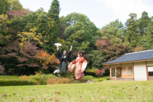 紅葉の東山宗節庵で和装前撮りロケーション　お茶室の庭でジャンプ
