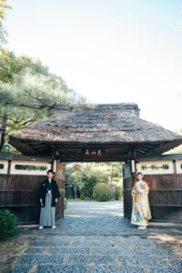 東山荘で和装ロケーション前撮り 門の前で立つ