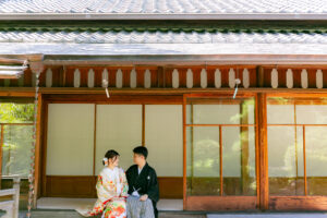 東山荘で和装ウェディングフォト　縁側に座る新郎新婦　名古屋で和装前撮り