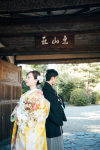 東山荘で和装ロケーションウェディングフォト　門の下で背中合わせ