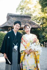 東山荘で和装ロケーション前撮り　黄色の色打掛と蘭のブーケ