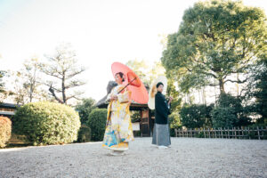 東山荘で和装ロケーションウェディングフォト和傘をさしてクールに立つ