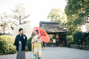 東山荘で和装ロケーションウェディングフォト和傘をさして微笑む