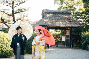 東山荘で和装ロケーションウェディングフォト和傘をさしてふたりでおしゃべり