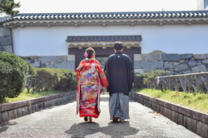 和装前撮り　名古屋城で前撮りロケーション　ふたりで歩く後ろ姿　photo by Kur