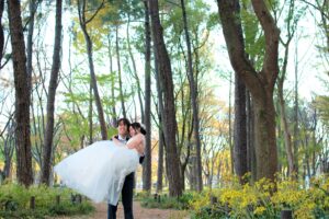 洋装前撮り　白川公園でロケーションフォトウェディング　ウェディングドレスを着てお姫様抱っこ　photo by Kur