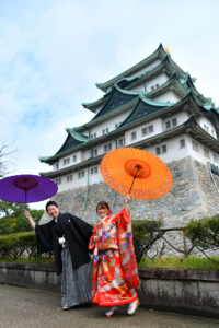 和装前撮り　名古屋城で色打掛ロケーションウェディング　ふたりで和傘　photo by Kur