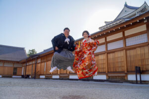 名古屋城で前撮り和装ロケーションフォト　ふたりでジャンプ　photo by Koe