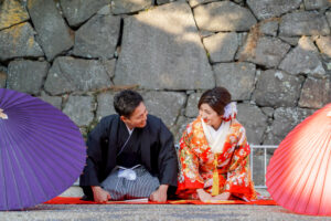 名古屋城でウェディングフォト　和傘を置いた正座ポーズ　photo by Koe