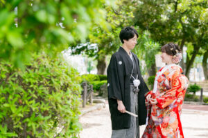 名古屋の中村公園でロケーション前撮り　和装姿で見つめ合う