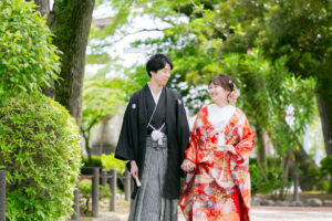名古屋の中村公園で和装前撮り　手をつないで歩く