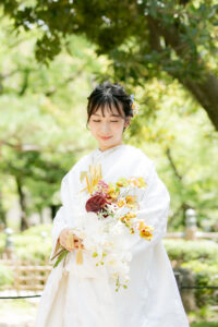 名古屋の中村公園桐蔭茶席でウェディングフォト　白無垢に蘭のブーケを持つ花嫁