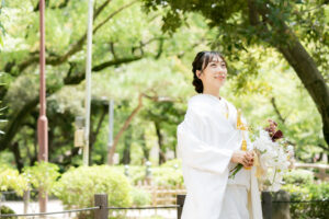 名古屋の中村公園桐蔭茶席でウェディングフォト　白無垢に蘭のブーケを持つ花嫁