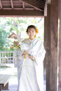 和装白無垢前撮り　中村公園桐蔭茶席の軒下で花嫁ソロ