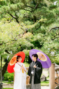 名古屋の中村公園桐蔭茶席でウェディングフォト　和傘を持つ新郎新婦