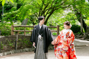 色打掛和装ロケーション　手をつないで歩く