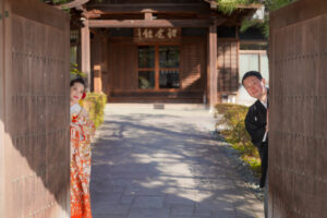 和装前撮り　色打掛で門から顔を出す　中村公園記念館　photo by Koe