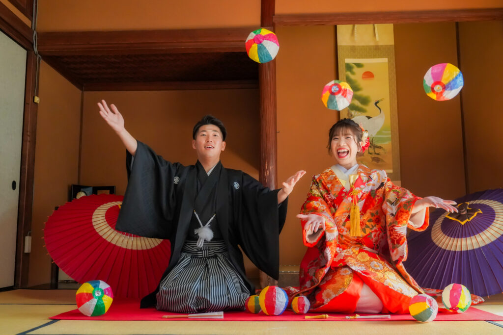 和装　和傘と紙風船いっぱいカラフルショット　中村公園記念館　photo by Koe　