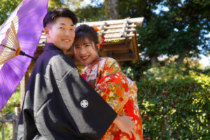 和装　赤や金の刺繍が入った色打掛で和傘抱きつき　中村公園記念館　photo by Koe