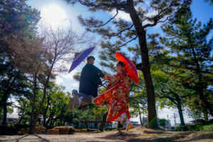 和装前撮り　和傘をさして新郎新婦ジャンプ　中村公園　photo by Koe