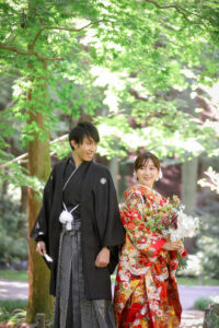 東山動植物園宗節庵で和装前撮りロケーション　蘭のブーケを持つ花嫁と背中合わせ
