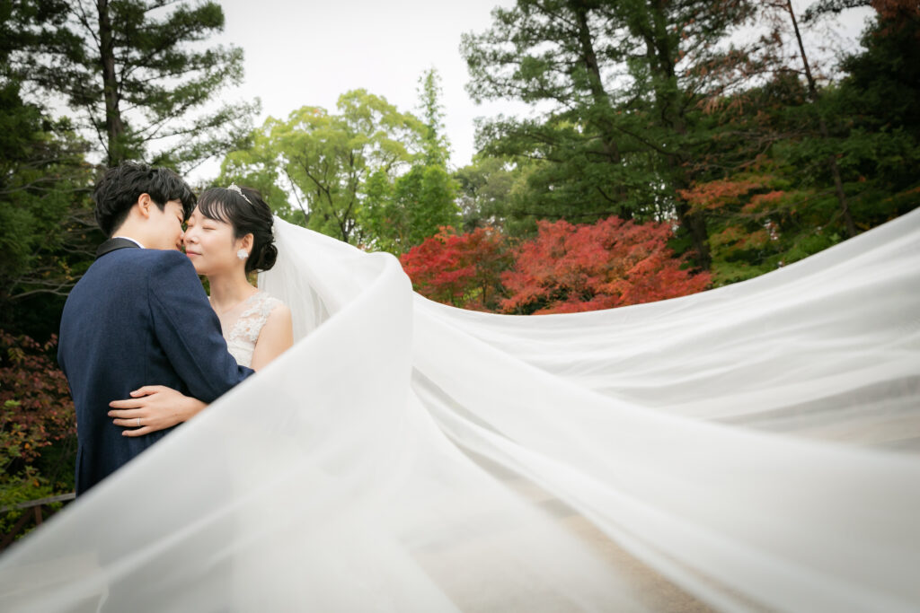 フラリエで前撮りウェディングフォト・ベールに包まれる新郎新婦