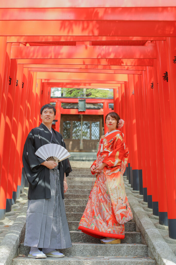 揚輝荘の鳥居で和装ロケ撮影