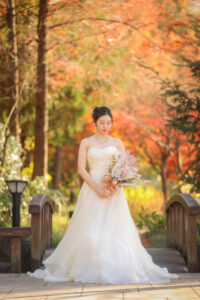 紅葉のフラリエで前撮りロケーション　ブーケを持つ花嫁