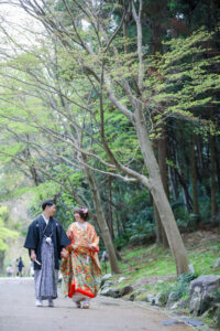 東山宗節庵で和装前撮りロケーション　自然体で歩く和装を着た新郎新婦
