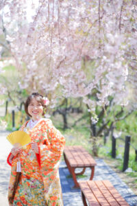 桜の東山動植物園で和装前撮りロケーション　桜の下で色打掛を着た花嫁