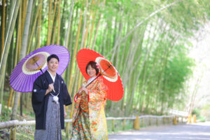東山宗節庵で和装前撮りロケーション　竹林の前で和傘を差す新郎新婦