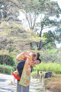東山宗節庵で和装前撮りロケーション　色打掛の花嫁をおんぶする花婿