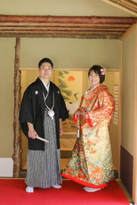 東山宗節庵で和装前撮りロケーション　掛け軸のある茶室で立つ花嫁と花婿